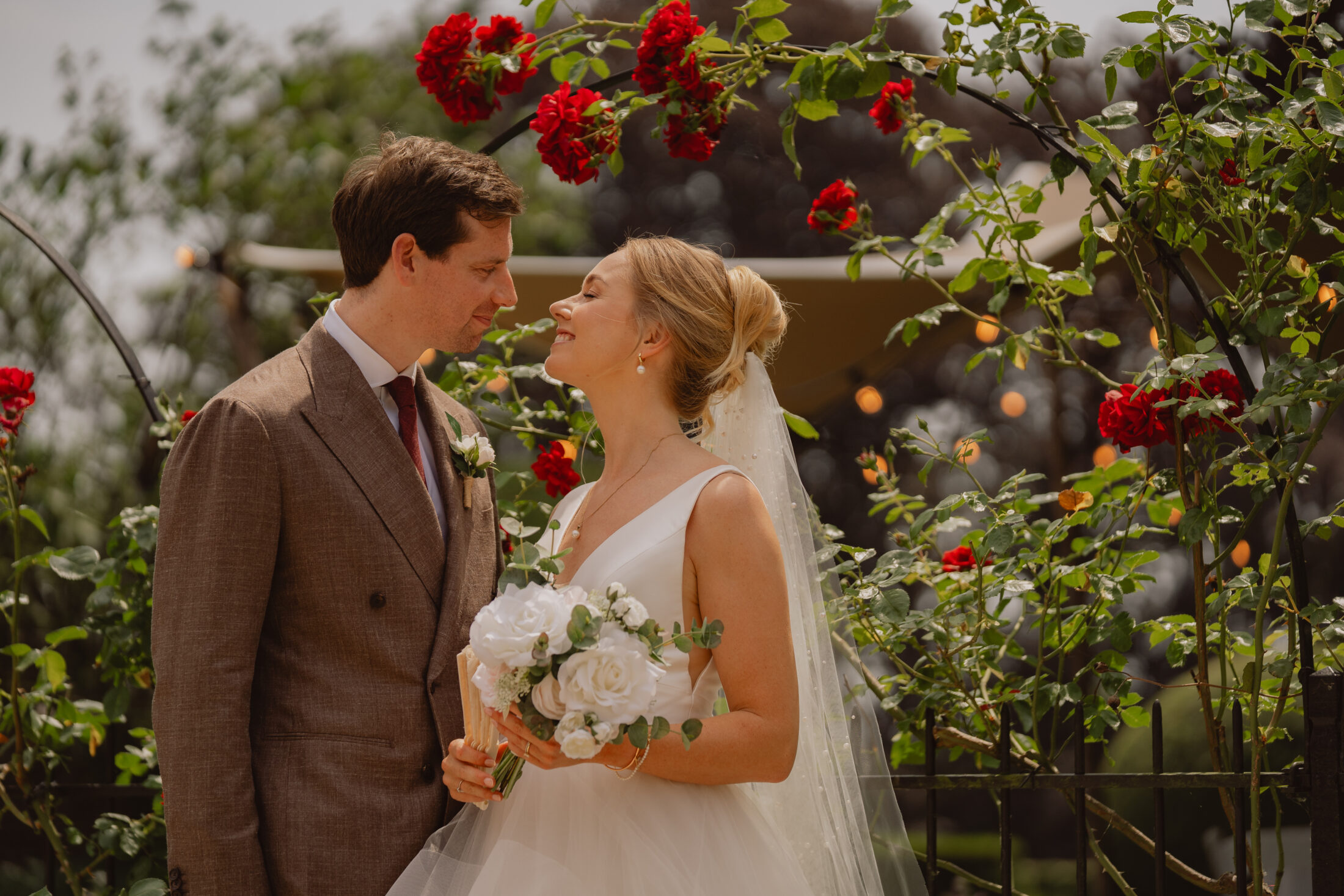 Gina: Professionele, ervaren trouwfotograaf die de puurheid van liefde vastlegt