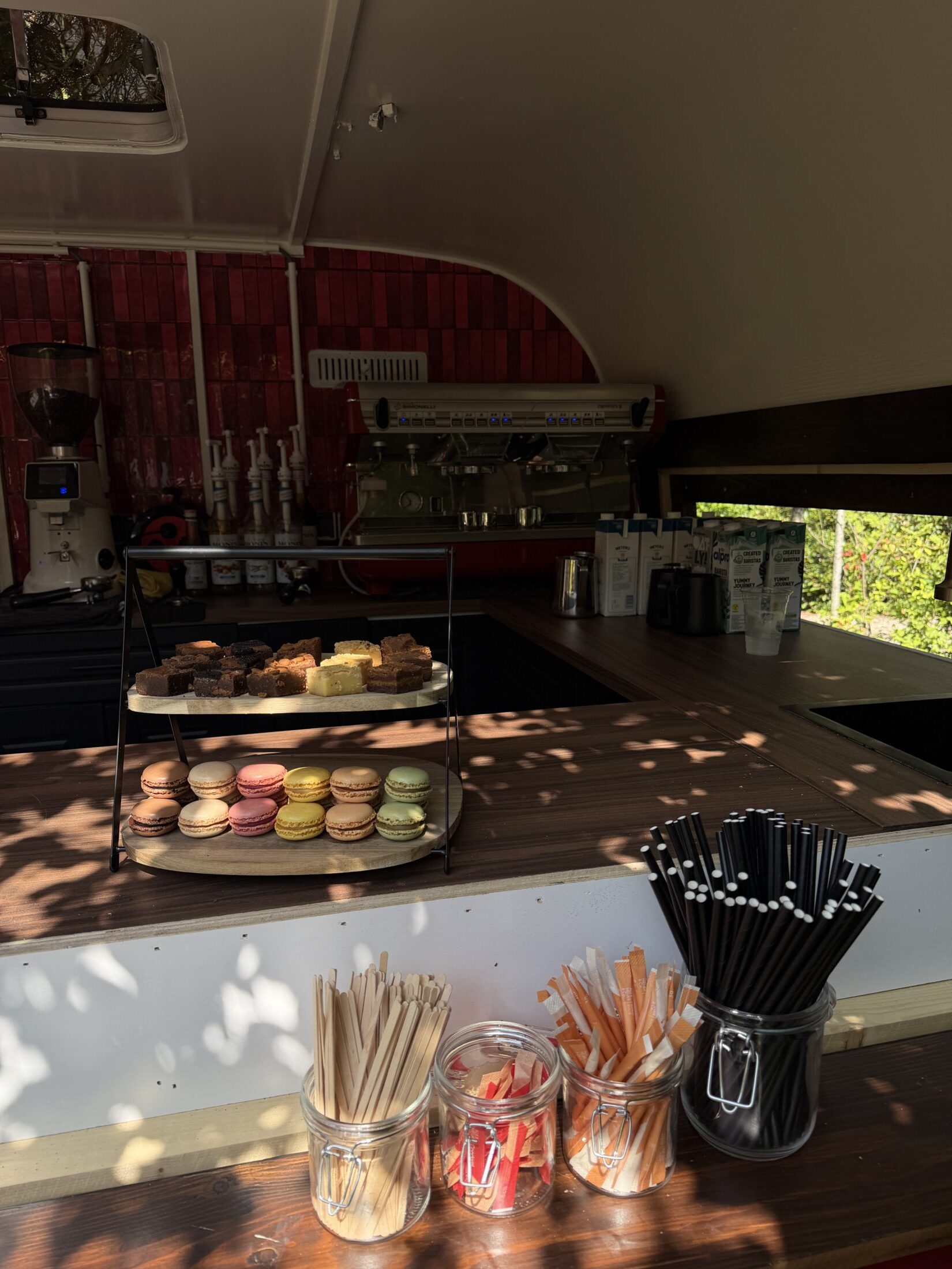 De rode koffie caravan van Roos