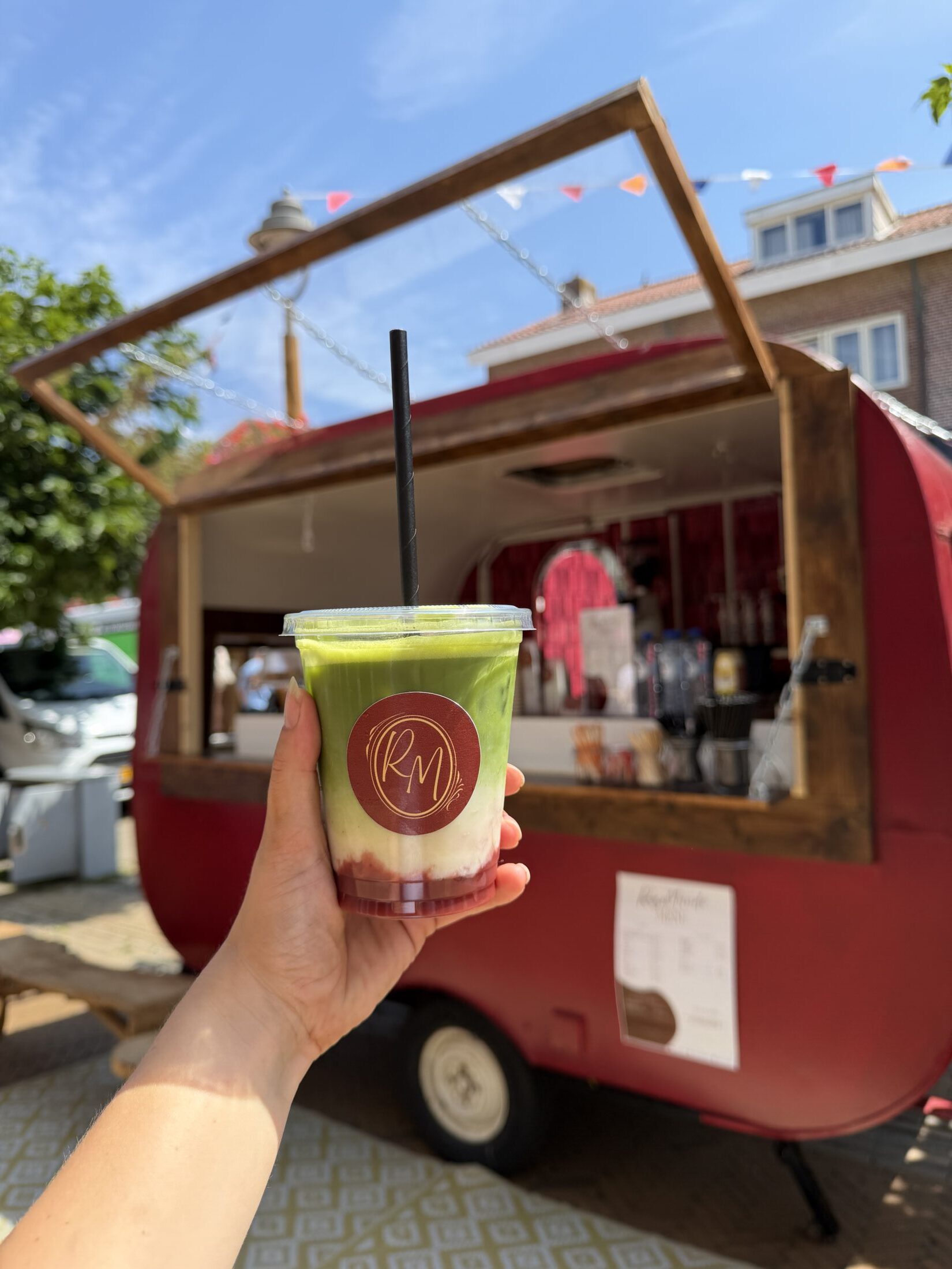 De rode koffie caravan van Roos