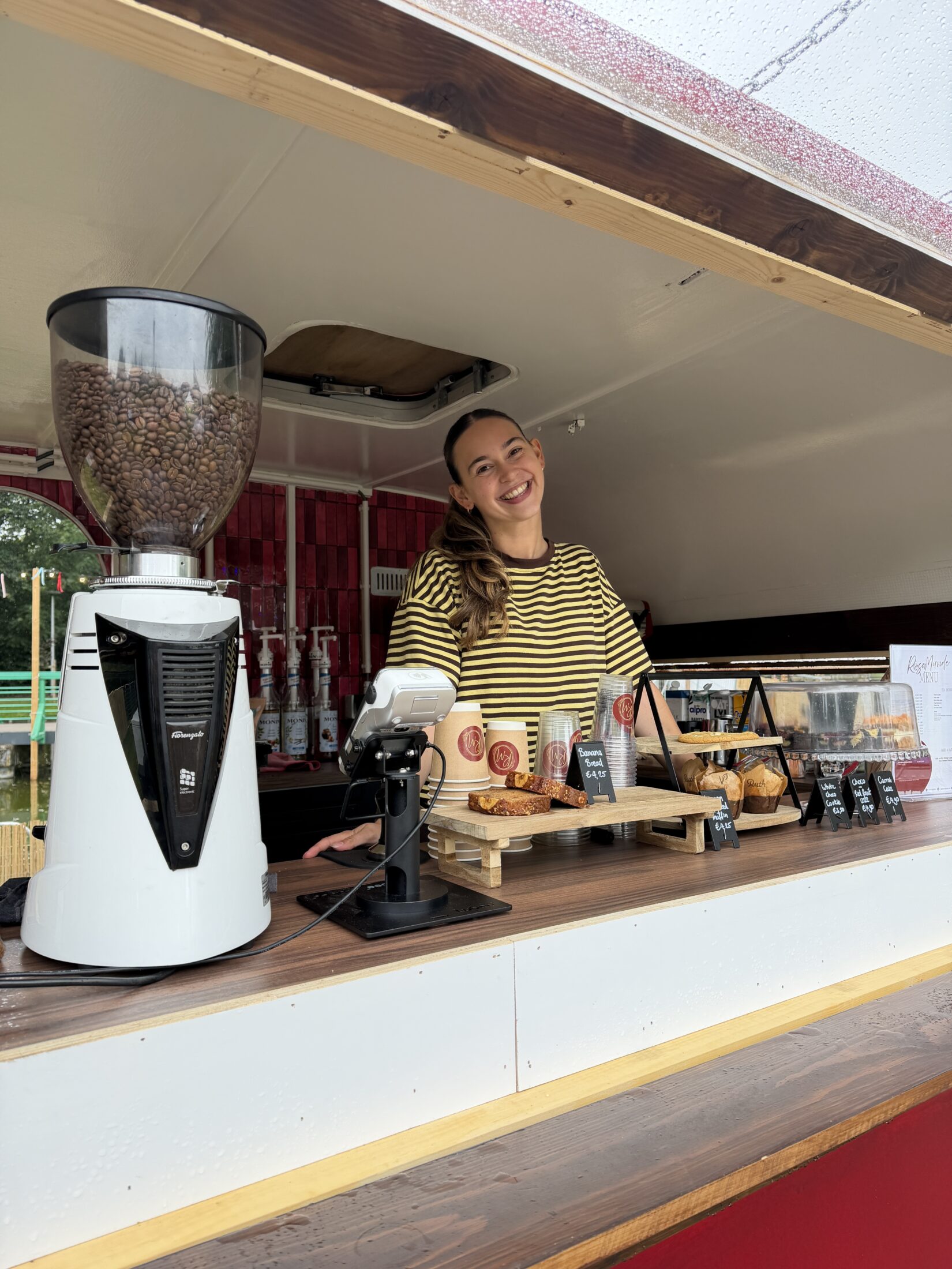 De rode koffie caravan van Roos