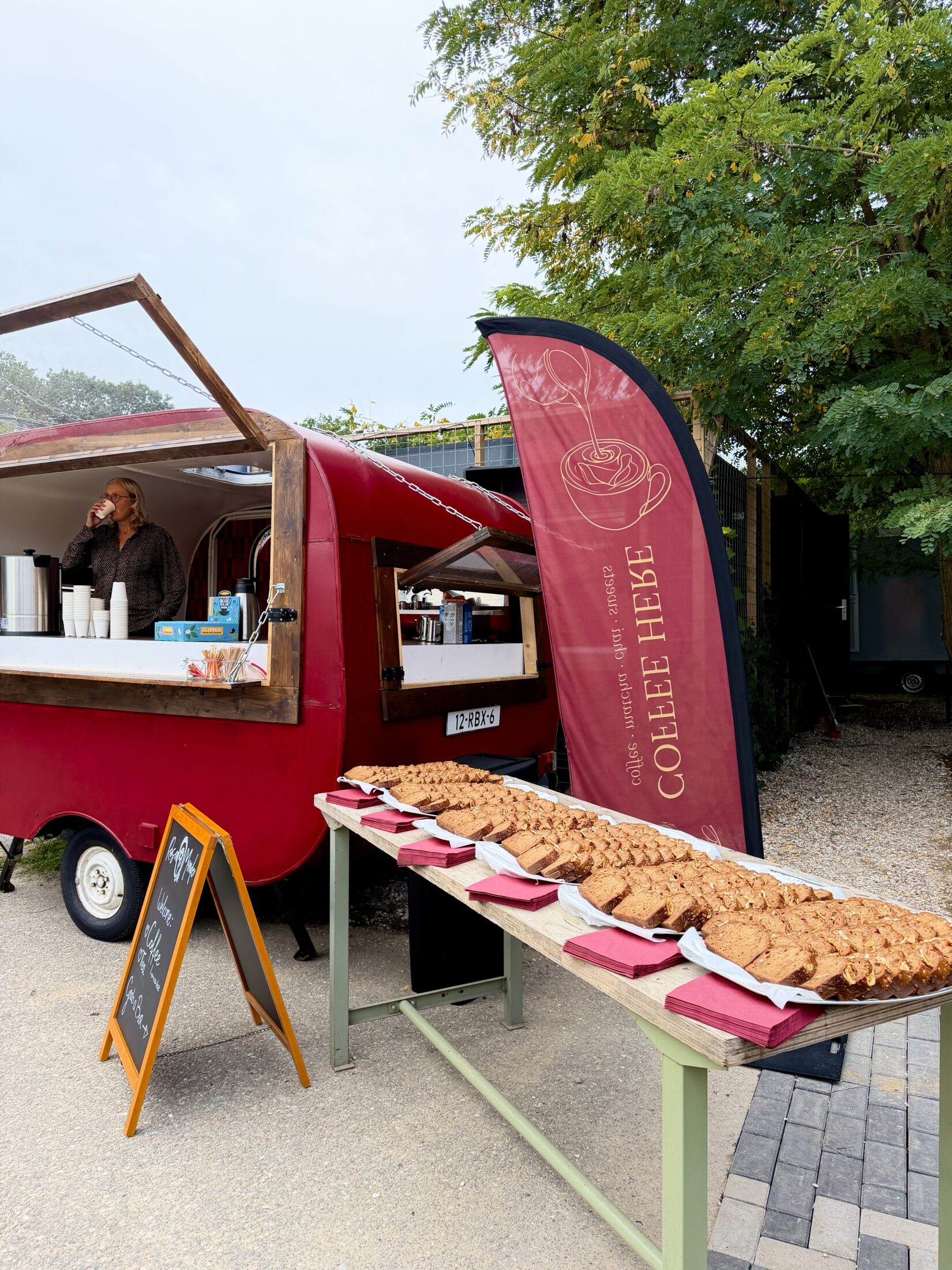 De rode koffie caravan van Roos