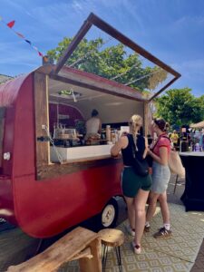 De rode koffie caravan van Roos