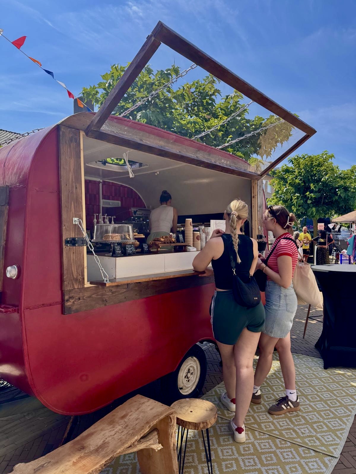 De rode koffie caravan van Roos